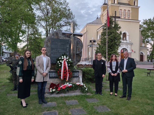 Na zakończenie uroczystości złożono wieńce pod pomnikiem „Tobie Ojczyzno” w imieniu Premiera RP, Ministra Obrony i Starostwa Powiatowego.