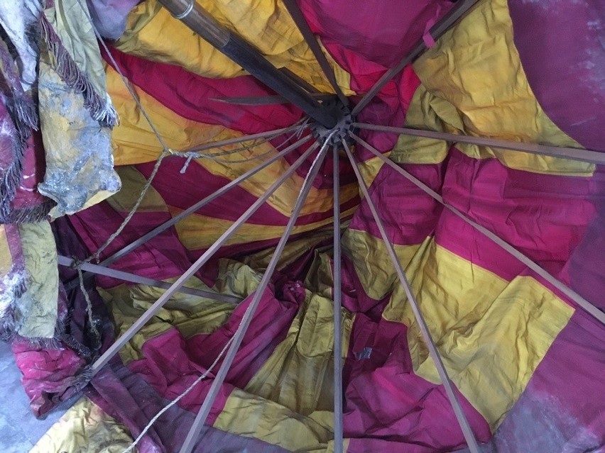 Gigantyczny parasol będący symbolem władzy papieskiej odnaleziono podczas prac w kościele św. Mikołaja 