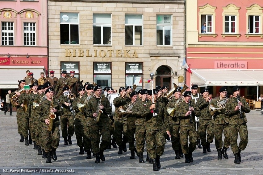 Ruszył Festiwal Nauki: Pokaz kawalerzystów, białej broni i wyszkolonych koni (ZDJĘCIA)