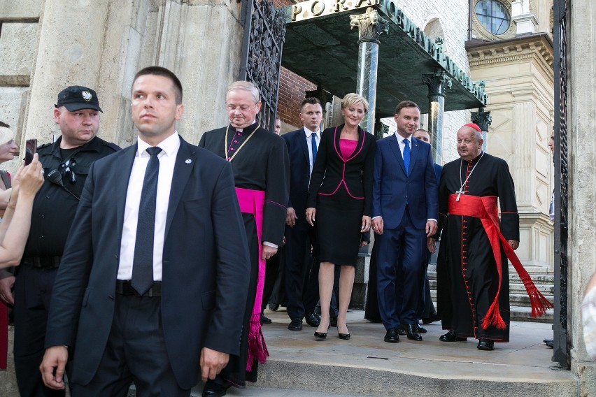 Prezydent Andrzej Duda złożył kwiaty w krypcie na Wawelu [ZDJĘCIA]