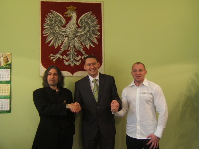 Od lewej: właściciel firmy Fabien Sprunck, Bartłomiej Bartczak oraz dyrektor handlowy Kamil Nowakowski.