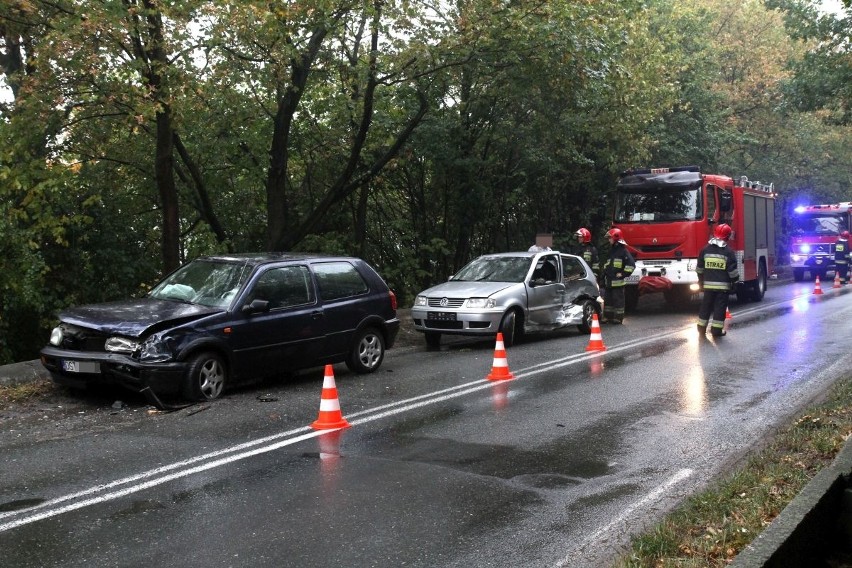 Dwa volkswageny zderzyły się na trasie Wrocław - Strzelin. Dwie osoby ranne
