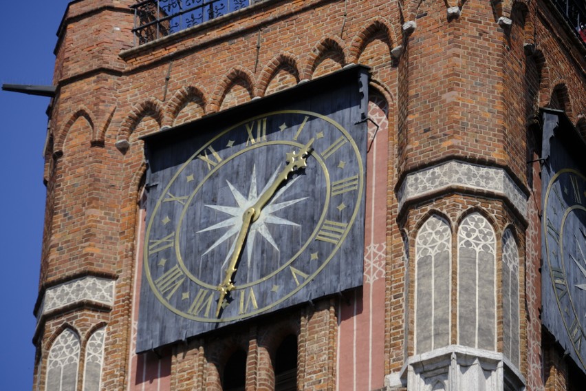 Czas na zegarze na wieży Ratusza Staromiejskiego w Toruniu...