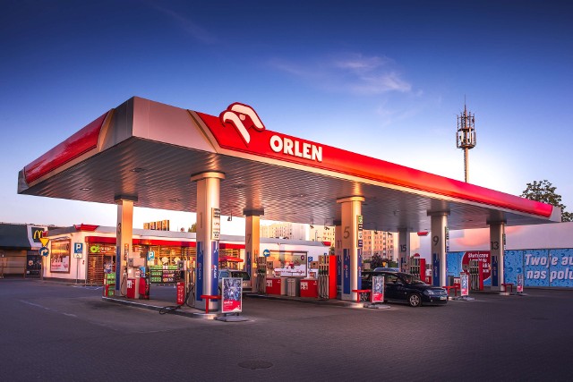 W ubiegłym roku Orlen wprowadził wakacyjne rabaty na paliwo, dzięki którym każdy litr paliwa był o 30 groszy tańszy.