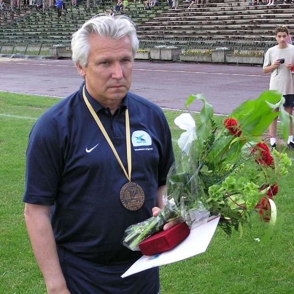 Były piłkarz mieleckiej Stali Henryk Kasperczak (na zdjęciu podczas swej ostatniej wizyty w Mielcu latem 2004 roku) chce rządzić polskim piłkarstwem.