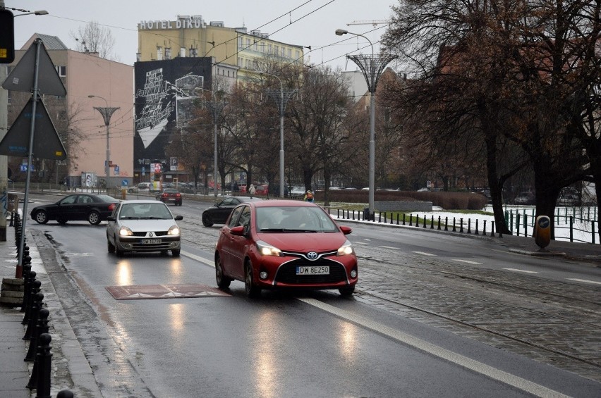 Progi mają służyć rowerzystom. Na razie denerwują kierowców