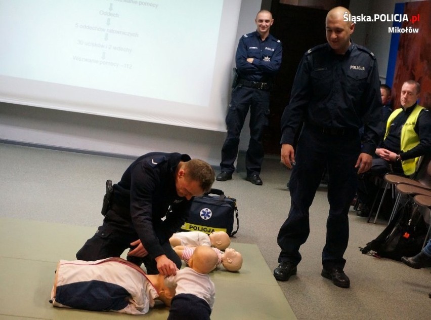 Mikołów: Policjanci uczyli rodziców pierwszej pomocy