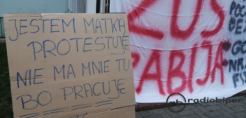 Niemy Protest Matek: ZUS traktuje nas jak oszustki. Przed ZUS-ami w całej Polsce odbył się protest kobiet