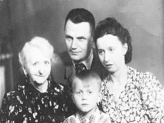 Alfons Wiącek z żoną Barbarą, synem Wojciechem i teściową Walerią Wojkowską na fot. z ok. 1942 roku