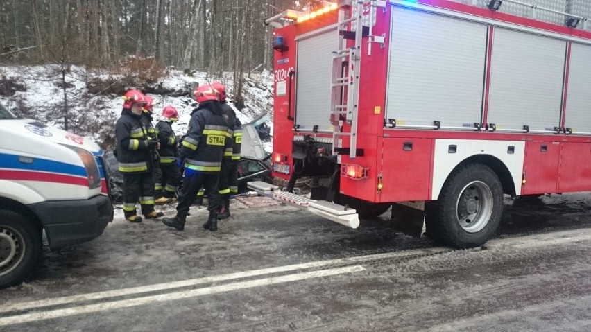 Wypadek pod Sokołdą. Czołówka audi z golfem. Kierowca audi...