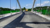 W Hucisku w gminie Włodowice powstaje nowy wiadukt w ciągu DW 792 nad torami CMK. To główny szlak przez i do atrakcji Jury. WIDEO i ZDJĘCIA