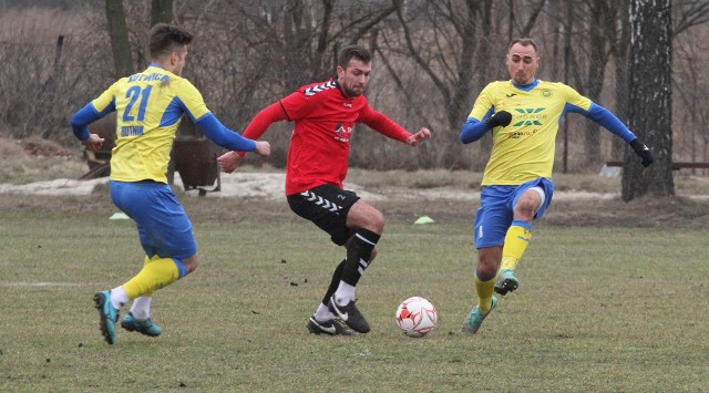 Spartakus Daleszyce przegrał z liderem Hutnikiem Kraków 0:1. Adrian Bednarski w doliczonym czasie dostał drugą żółtą i w konsekwencji czerwoną kartkę.