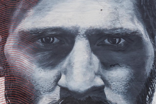 Mural reklamowy "oczy Messiego" na ulicach Warszawy w 2018 roku