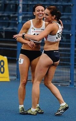 Radość medalistek biegu na 100 m: Agnieszki Ligięzy z AZS AWF Kraków (z prawej) i Moniki Popowicz (Zawisza Bydgoszcz) Fot. PAP/Tytus Żmijewski