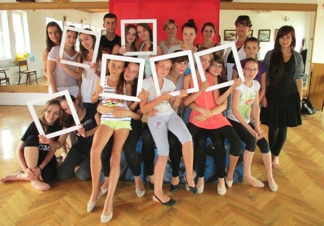 Osobowa grupa młodzieży, przez całe wakacje przygotowuje musical, który Staszowianie zobaczą 1 września. Młodzież ciężko pracuje podczas warsztatów odbywających się pod okiem profesjonalistów: Beaty Chodurek, która uczy śpiewu,  Tatiany Słomki &#8211; choreografa i Ewy Lubacz &#8211; reżysera (rząd z tyłu, od prawej)