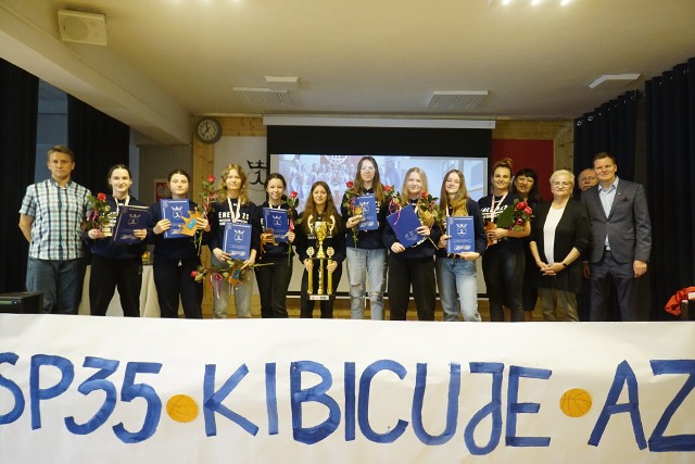 We wtorkowe przedpołudnie sportowe bohaterki szkoły zostały uhonorowane przez dyrektor SP 35, Jolantę Zielińską-Wachowiak szkolnymi odznaczeniami, zwanymi Łokietkami.
