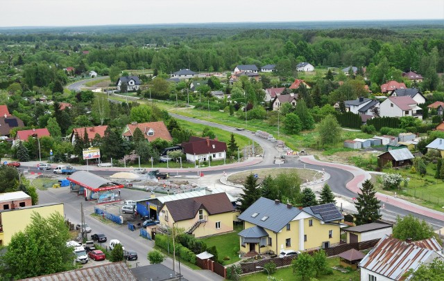 Widok na rondo budowanej obwodnicy Tarnobrzega na ulicy gen. Władysława Sikorskiego i jej odcinek przebiegający przez osiedle Miechocin.