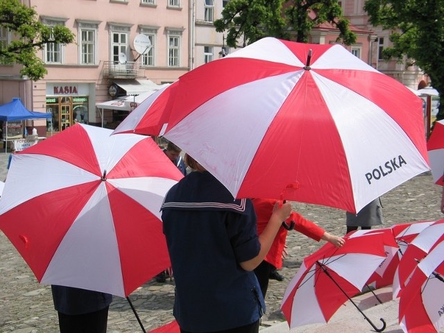 Podczas ubiegłorocznego Święta Flagi w Przemyślu królowały biało &#8211; czerwone parasole.