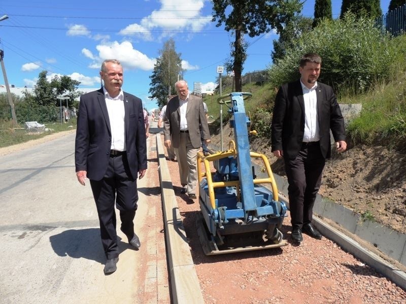 Wspólnymi siłami budują upragnione chodniki w gminie Masłów