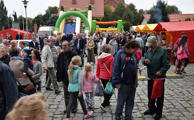 Z okazji imienin Madonny Uśmiechniętej odbył się festyn w inowrocławskiej parafii Imienia Najświętszej Maryi Panny. Na parkingu pod Bazyliką Mniejszą rywalizowano w przeciąganiu liny, serwowano smaczne ciasta i kiełbaski z grilla. Na dzieciaki czekały "dmuchańce" i prawdziwe lamy. Była okazja obejrzeć strażacki wóz bojowy oraz stanowisko wojskowych saperów. Smakołykami częstowała młodzież z Akademii Szkolnictwa AS. Była loteria fantowa, czas umilały zespoły muzyczne.