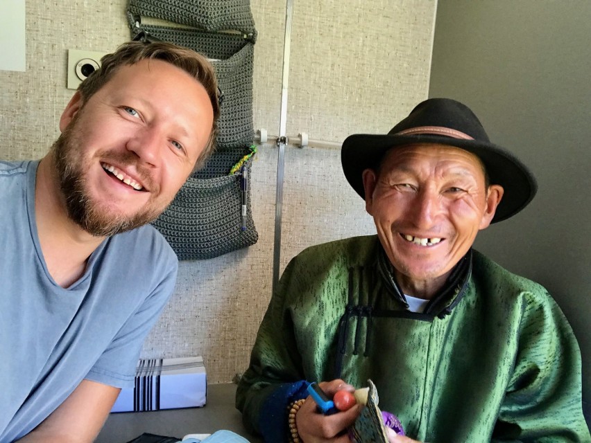 Ola i Andrzej Wiśniewscy ze Starachowic w podróży karetką pogotowia dookoła świata spotkali w Mongolii niezwykłego człowieka (ZDJĘCIA)