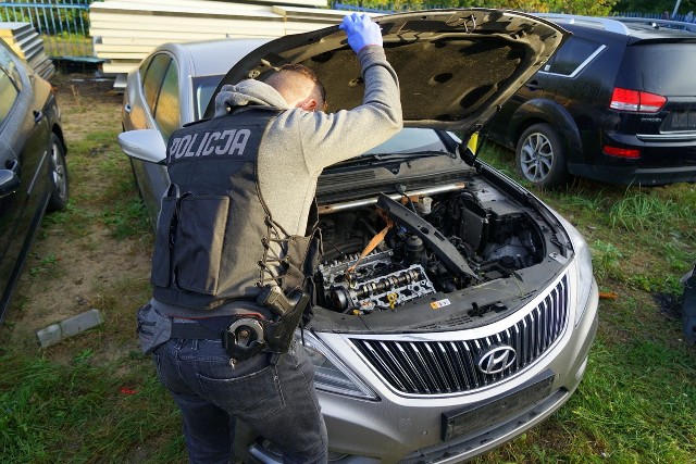 Funkcjonariusze z Wydziału do walki z Przestępczością Gospodarczą Komendy Wojewódzkiej Policji w Bydgoszczy zatrzymali kilkanaście osób do spraw oszustw związanych z obrotem samochodami.