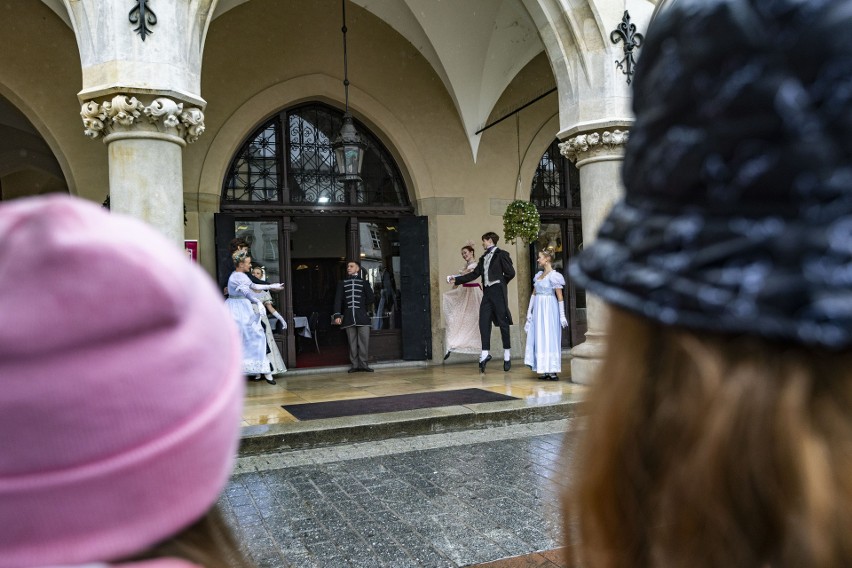 Kraków. Tańce XIX-wiecznego salonu wileńskiego na Rynku Głównym. Cracovia Danza opowiada o Mickiewiczu