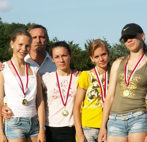 Złota sztafeta Pomorza. Od lewej: Natalia Wilkosz, Joanna Baniak, Ewelina Łukowska, Anna Kościukiewicz. Z tyłu trener Zbigniew Krzysiek.