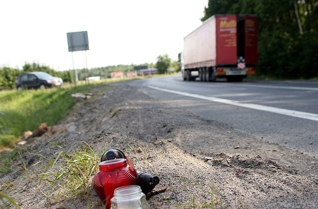 W miejscu tragedii sąsiedzi i przyjaciele ofiar postawili znicze