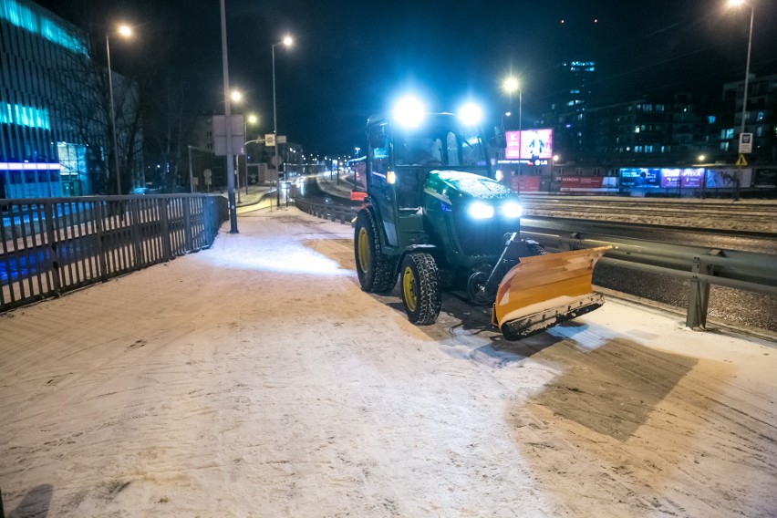 Szklanka na małopolskich drogach. Drogi zamieniły się w lodowiska [ZDJĘCIA]