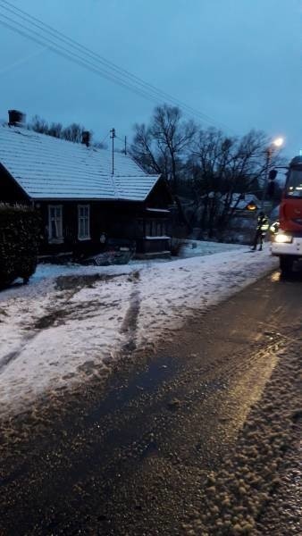Nowy Sącz. Wypadek na ul. Lwowskiej. Samochód uderzył w ścianę domu. [ZDJĘCIA]