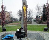 Wandal zbezcześcił pomnik Kaczyńskiego [ZDJĘCIE]
