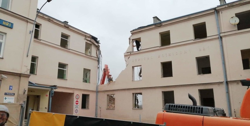 Burzenie szpitala przy ul. Staszica w Lublinie. Zobacz, jak część charakterystycznego budynku obraca się w gruz