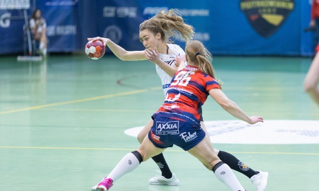 Honorata Czekala (na zdjęciu z piłką) przeszła z Suzuki Korony Handball Kielce do pierwszoligowca z Radomia.