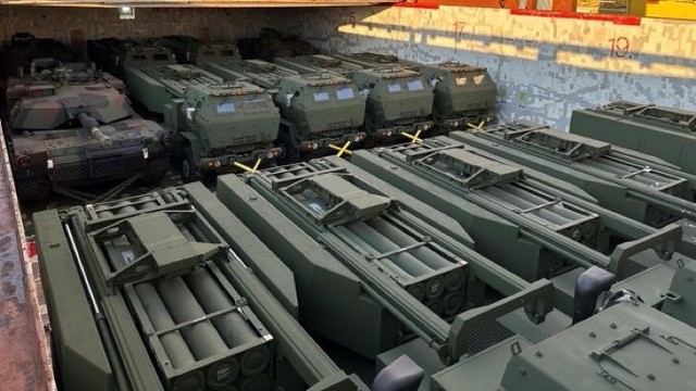 Duża dostawa amerykańskiego sprzętu wojskowego dla Wojska Polskiego!" - napisał na platformie "X" Mariusz Błaszczak
