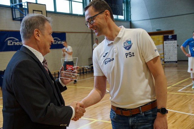 Trener Enei Basket Poznań odbiera nagrodę dla najlepszego trenera II ligi w rundzie zasadniczej sezonu 2021/2022
