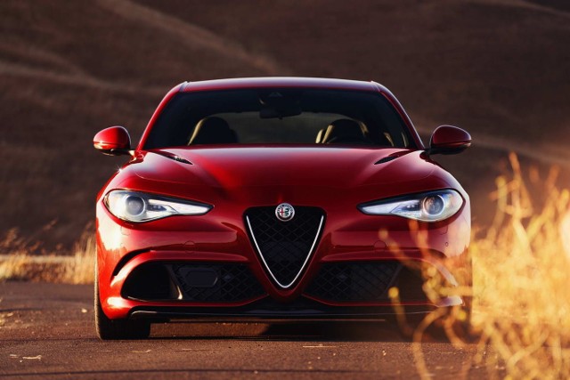 Alfa Romeo GiuliaWłosi przewidzieli trzy wersje wyposażenia: Giulia, Giulia Super oraz sportowa Giulia Quadrifoglio. Bazowa odmiana to m.in. automatyczne światła z czujnikiem zmierzchu, światła przeciwmgłowe oraz światła do jazdy dziennej oraz tylne LED. Fot. Alfa Romeo