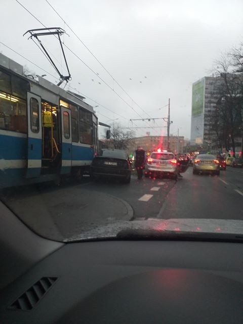 Zderzenie osobówki i tramwaju przy pl. Legionów. Tramwaje jadą objazdem