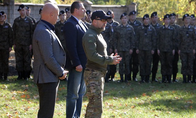 Z uczniami klas mundurowych III Liceum Ogólnokształcącego spotkali się były żołnierz "Gromu"  Paweł Mateńczuk pseudonim "Naval" oraz Krzysztof Danielewicz z Państwowej Wyższej Szkoły w Gnieźnie