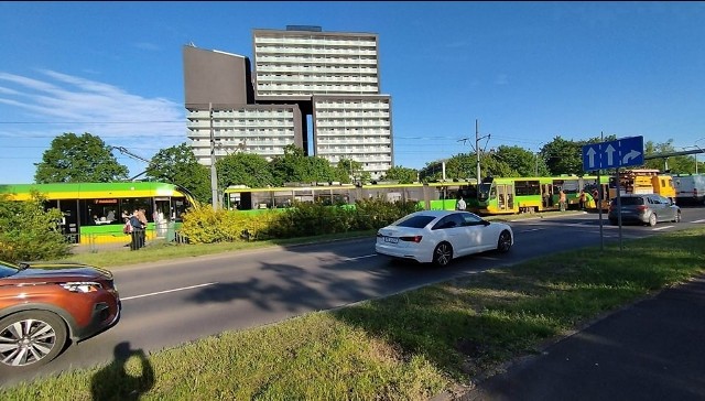 Tramwaje które utknęły na trasie na Franowo, kursują wahadłowo do pętli Unii Lubelskiej. Uruchomione zostały autobusy za tramwaj.