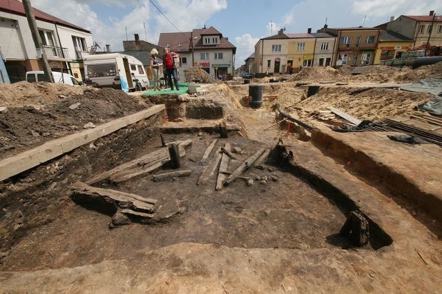 Archeologiczne odkrycie na rynku w Chęcinach