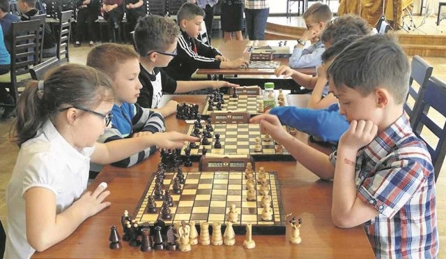 Gry w szachy i w warcaby uczą się dzieci już od najmłodszych klas we wszystkich szkołach prowadzonych przez gminę Zielonki