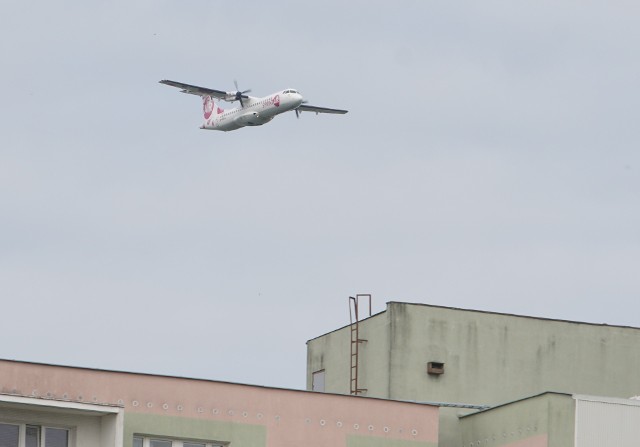 Rano na poznańskim niebie można było zauważyć samolot pasażerski, który kilkukrotnie podchodził do lądowania, po czym zawracał. Czyżby w maszynie doszło do jakieś awarii, która uniemożliwia lądowanie? Zobacz więcej zdjęć ---->