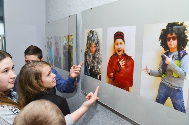 Młodzieżowy Dom Kultury w Białymstoku zaprezentował galerię prac społecznej trójki