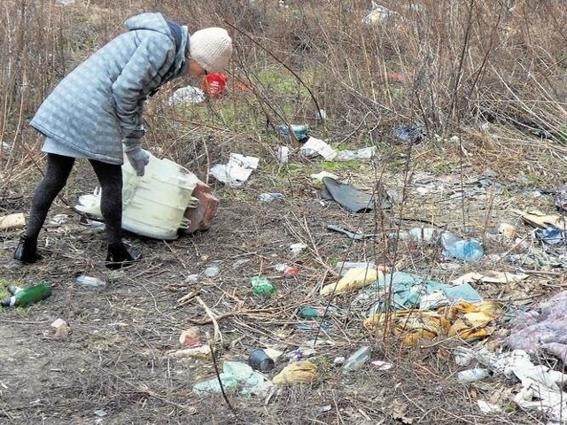 Plac przy ul. Podgórnej jest bardzo zanieczyszczony różnymi odpadami. "Pomorska" pisała o tym pod koniec lutego. To właśnie ten teren zostanie sprzątnięty jako pierwszy przez więźniów