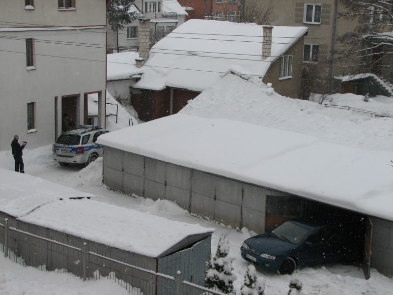 Katastrofa budowlana! Dach zawalił się na stojące samochody (nowe fakty, nowe zdjęcia)