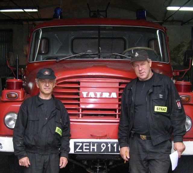 - Ten wóz idealnie nadaje się do pożarów lasów, jest duży, ale bardzo zwrotny - przekonują Janusz Belka (po lewej) i Edmund Baron.