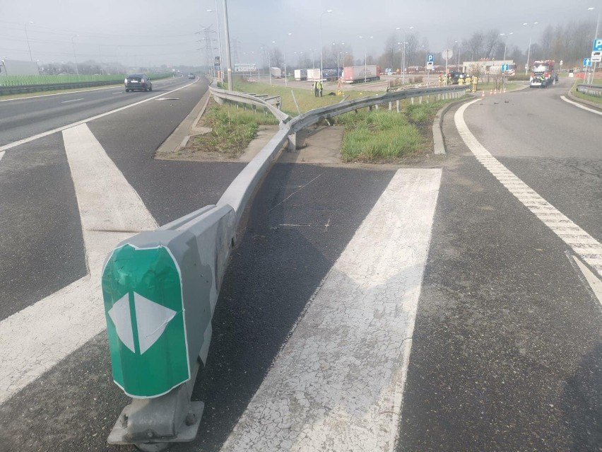 Śmiertelny wypadek na autostradzie A1 w Dobieszowicach. Nie żyje młody mężczyzna, pasażer w stanie ciężkim trafił do szpitala