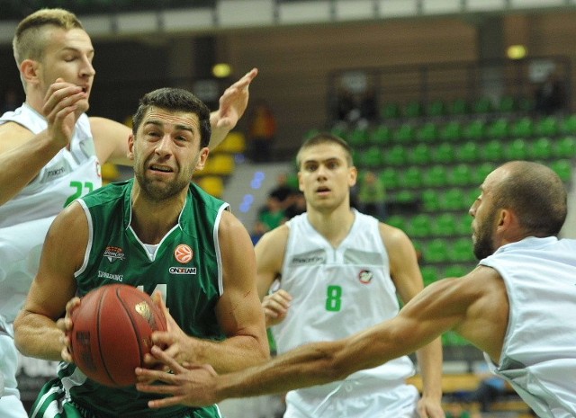 Adam Hrycaniuk (z piłką) to jeden z kluczowych koszykarzy Stelmetu Zielona Góra
