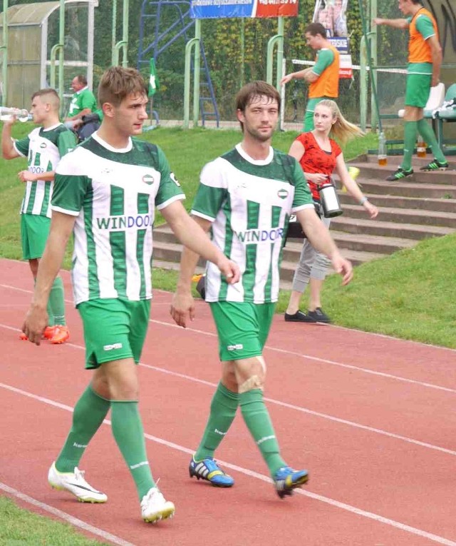 Szymon Stanisławski (z lewej) strzelił drugiego i zarazem zwycięskiego gola dla Radomiaka w meczu z Omegą w Kleszczowie.